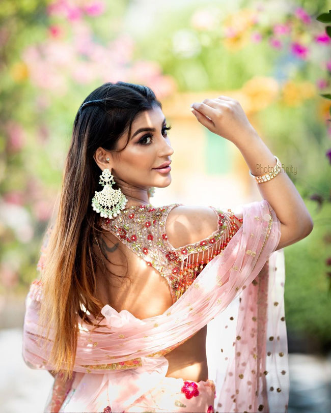 Staggering Poses of Yashikaaannand